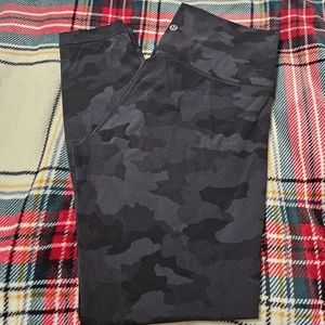 Lululemon black camo wunder under 25"